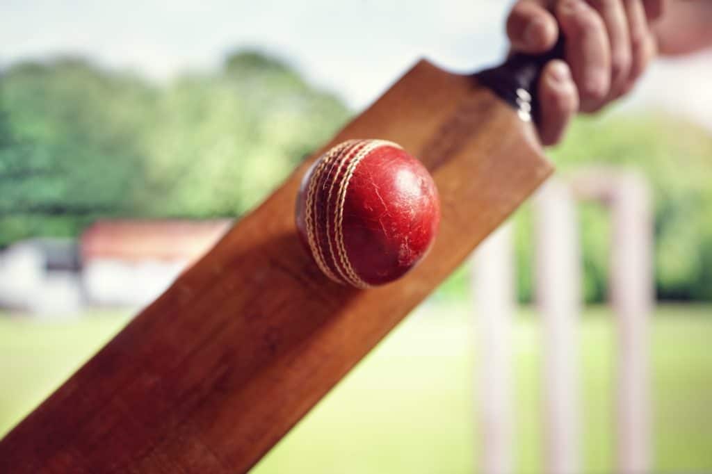 Hráč kriketu odpaluje míček