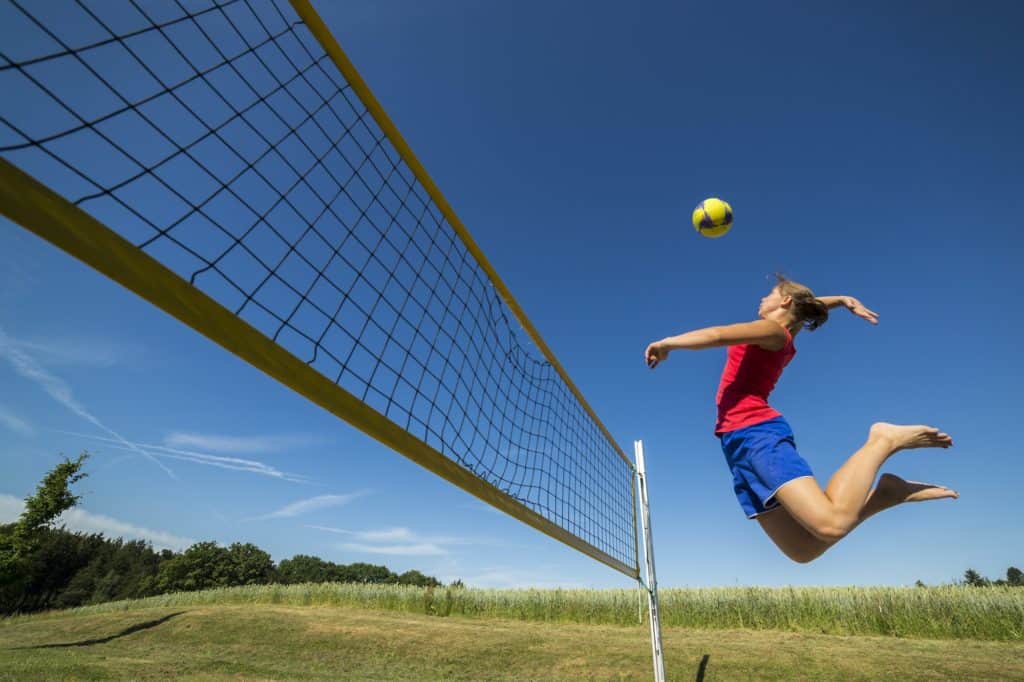 Niemcy, Młoda kobieta grająca w siatkówkę plażową