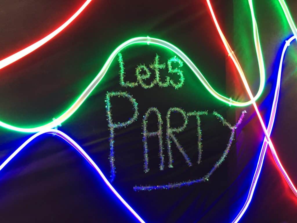 Neon lights, Let’s Party