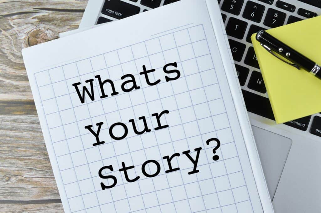 Notizbuch geschrieben mit Text WHAT'S YOUR STORY?