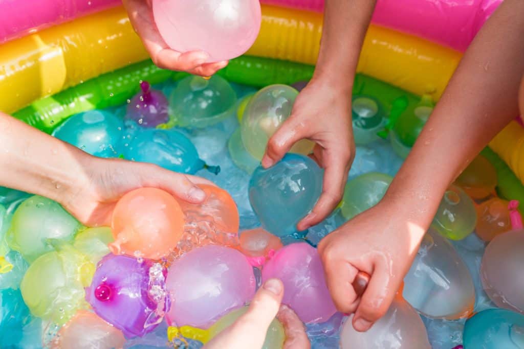 Jocuri cu baloane de apă pentru copii.